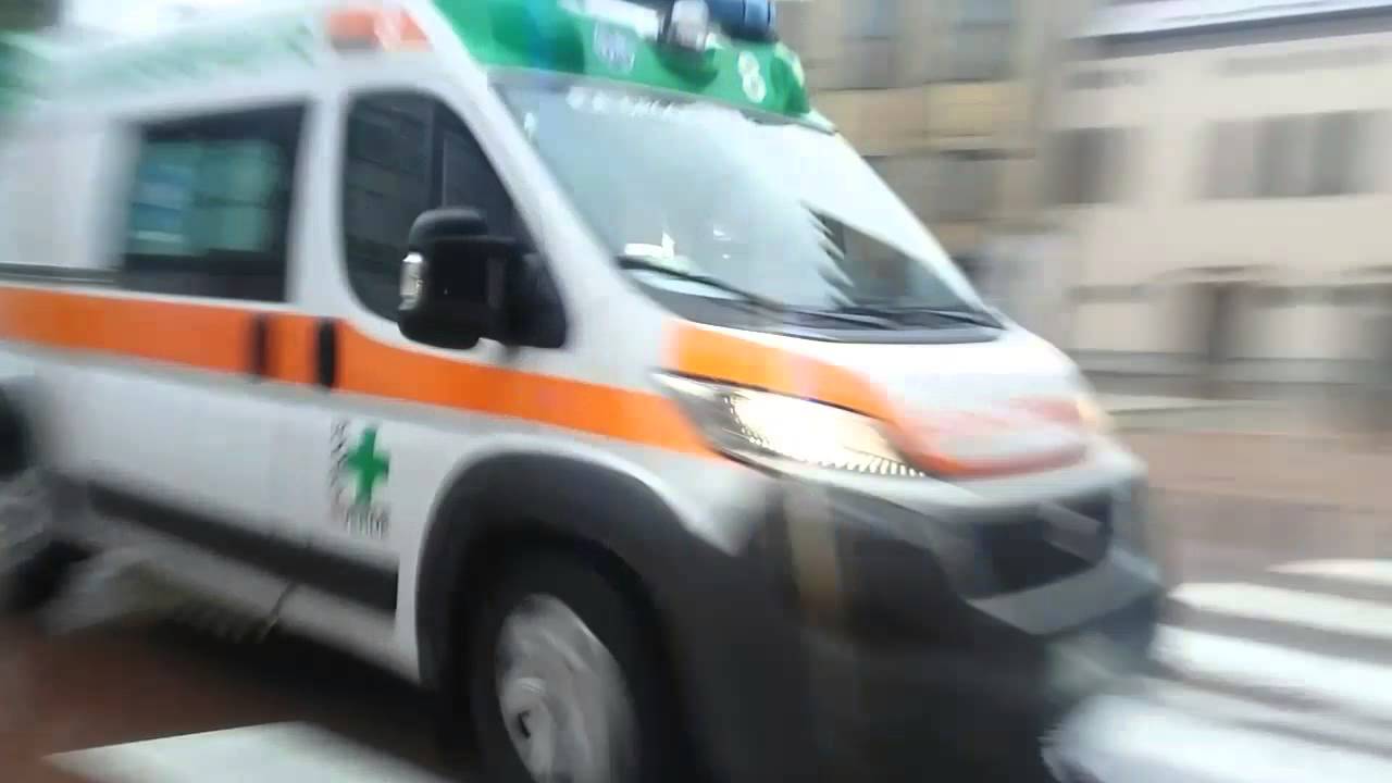 In via Cappuccini scooter contro auto: due feriti