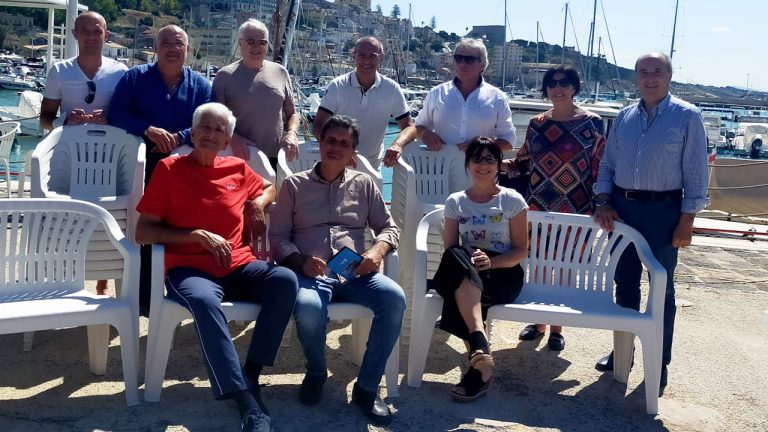 Circolo Corallo nuove sedie donate dal Rotary
