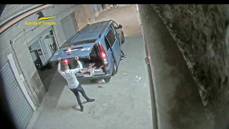 Guardia Finanza contrabbando sigarette