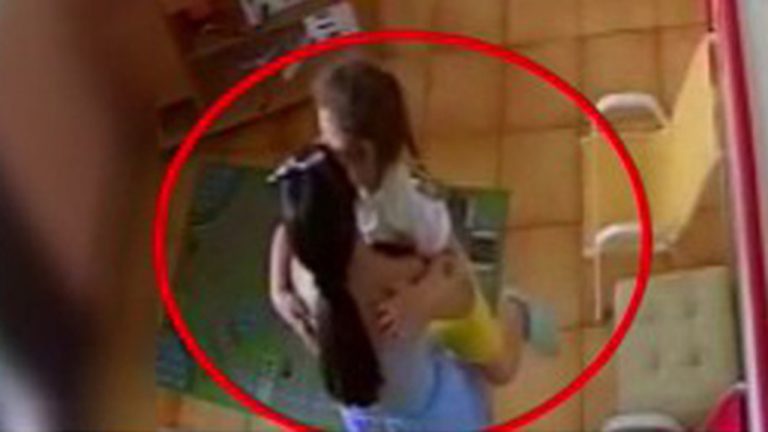 FRAME l'ultimo abbraccio tra la madre e la bimba uccisa