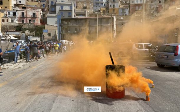 La marineria di Sciacca protesta e brucia le schede elettorali  <font color=