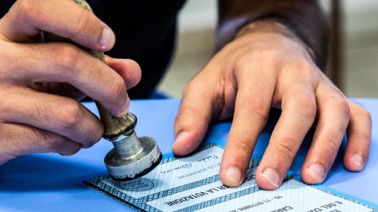 elezioni comunali timbro su scheda