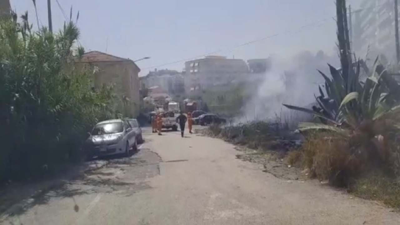 Fiamme nell'area dell'ex stazione ferroviaria di Sciacca