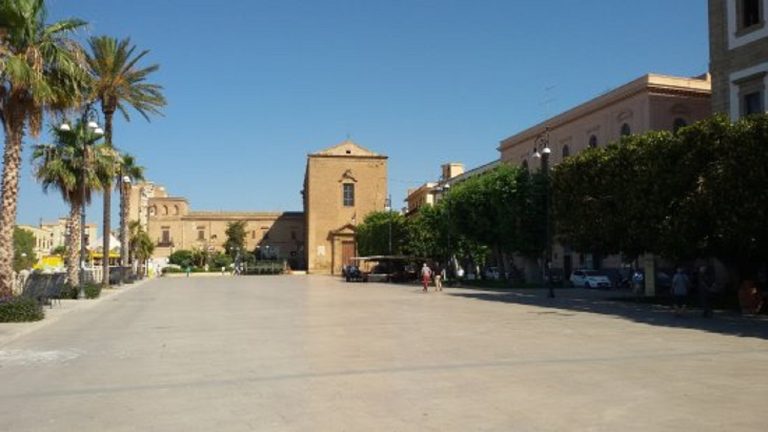 piazza scadaliato con palco comizi