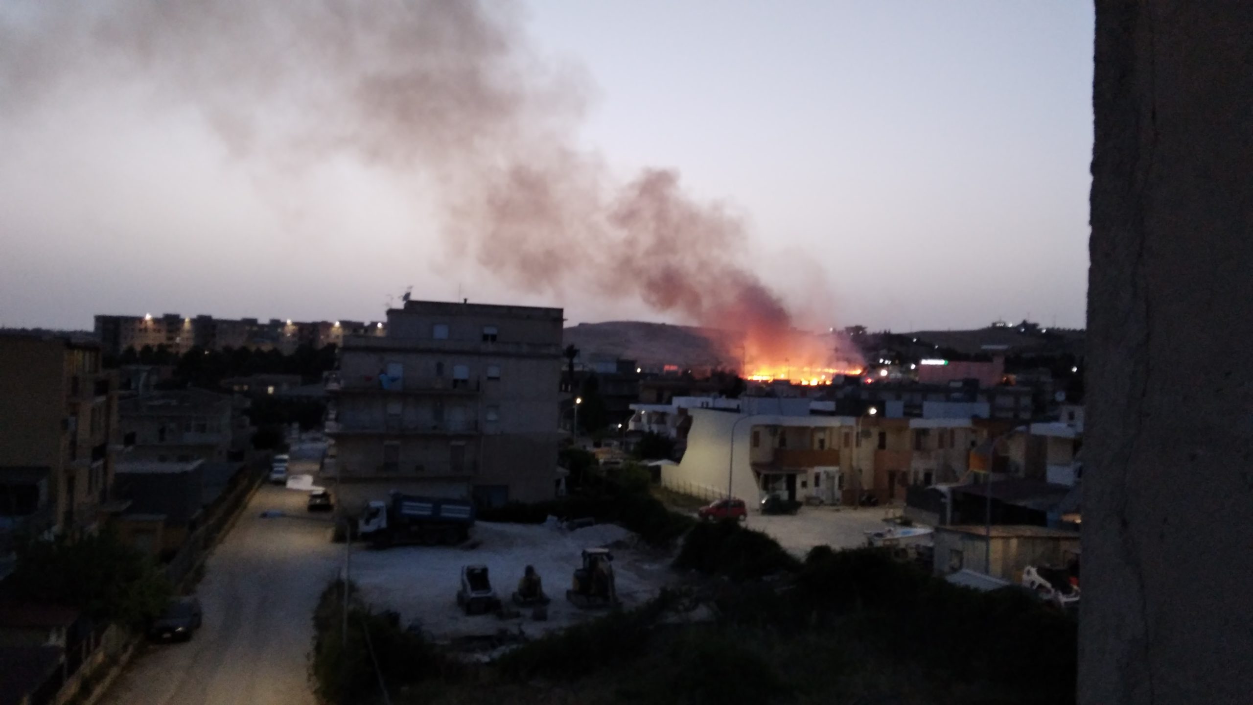 Incendio lambisce ospedale di Sciacca