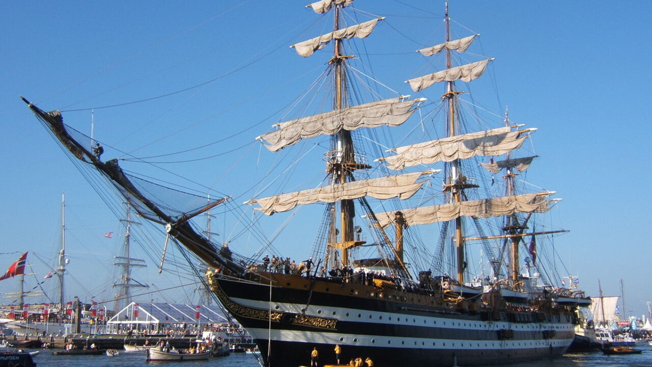 Torna a Palermo l'Amerigo Vespucci