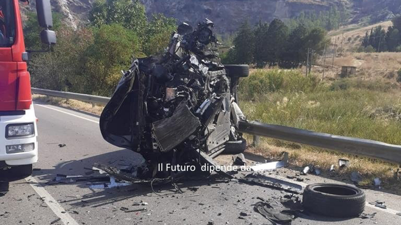 Fondovalle, scontro frontale tra due auto: un morto, ferito un saccense <font color=