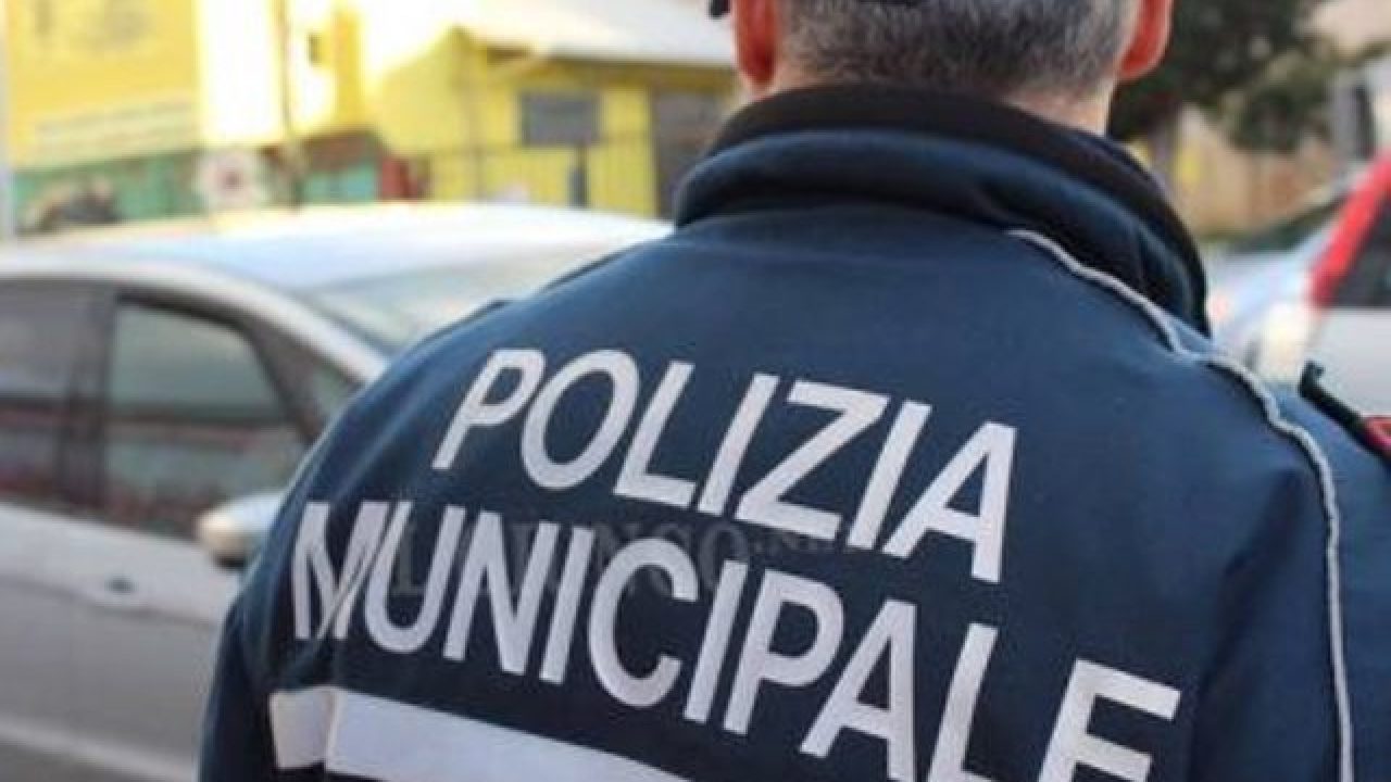 Disperdeva liquami vicino la scuola Dante Aligheri: beccato e sanzionato il conducente