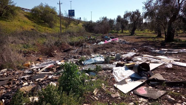 discariche strada rifiuti