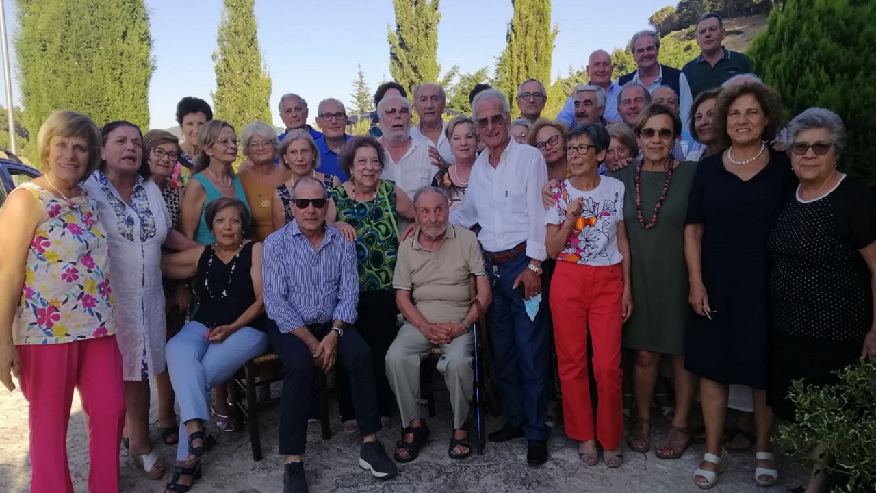 Festeggiano nello stesso liceo dove si erano diplomati 50 anni fa