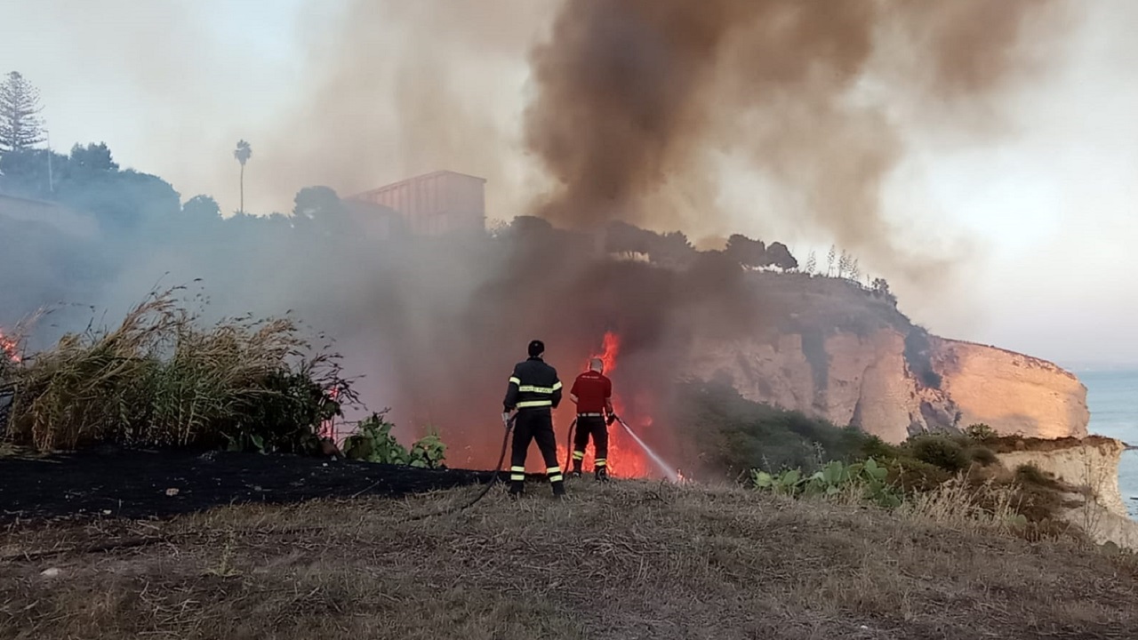 Il caldo assedia le città, continuo allarme incendi <font color=