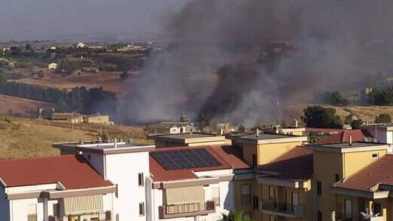 incendio isola ecologica canicatti 2022