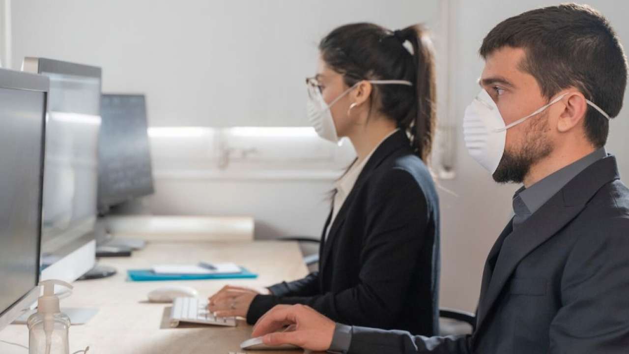 Covid e lavoro, mascherine Ffp2 raccomandate in ufficio e smart working per i fragili: ecco le nuove misure