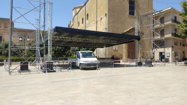 palco piazza scandaliato montaggio 2022