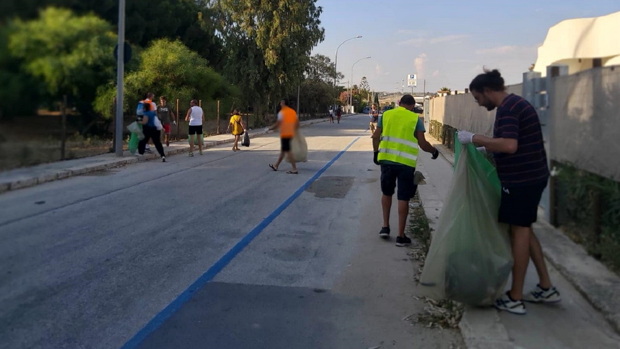 Volontari puliscono le strade di Lido Fiori