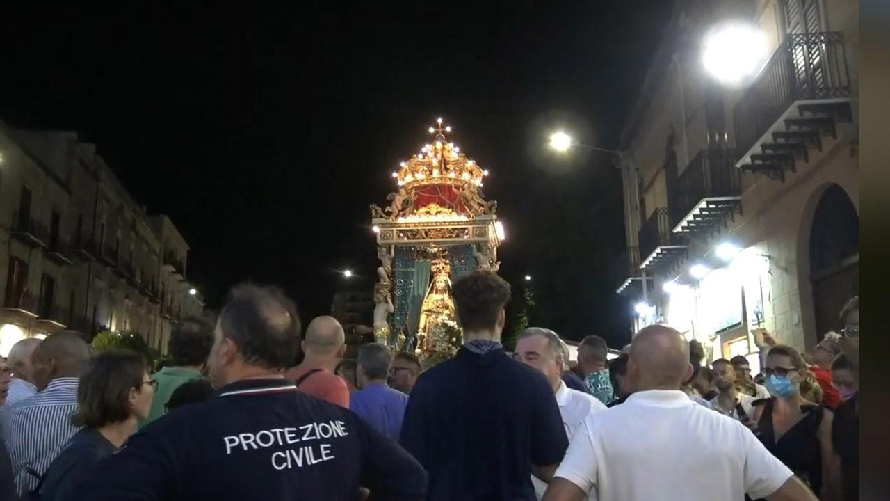 Processione Madonna, immensa partecipazione. Il forte caldo ha allungato i tempi del rientro in Basilica