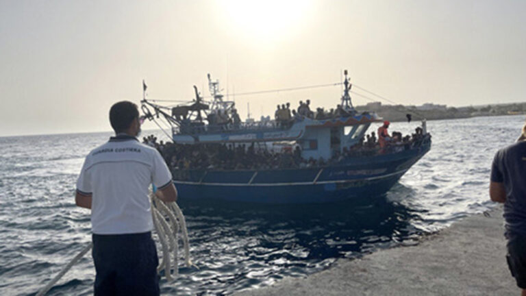 Migranti: maxisbarco a Lampedusa, arrivate oltre 300 persone