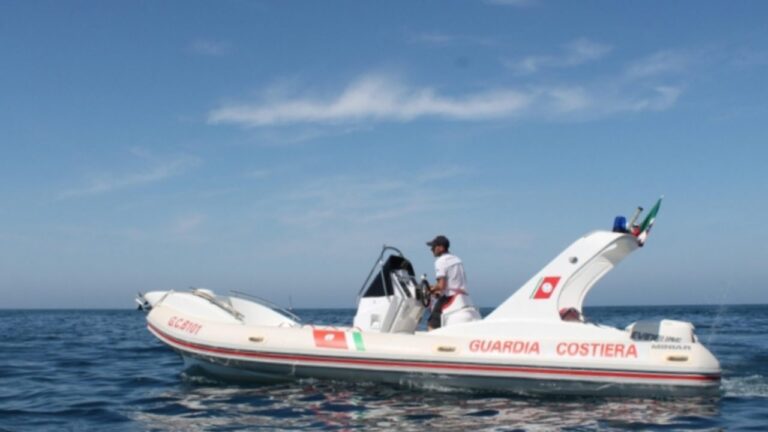 gommone guardia costiera