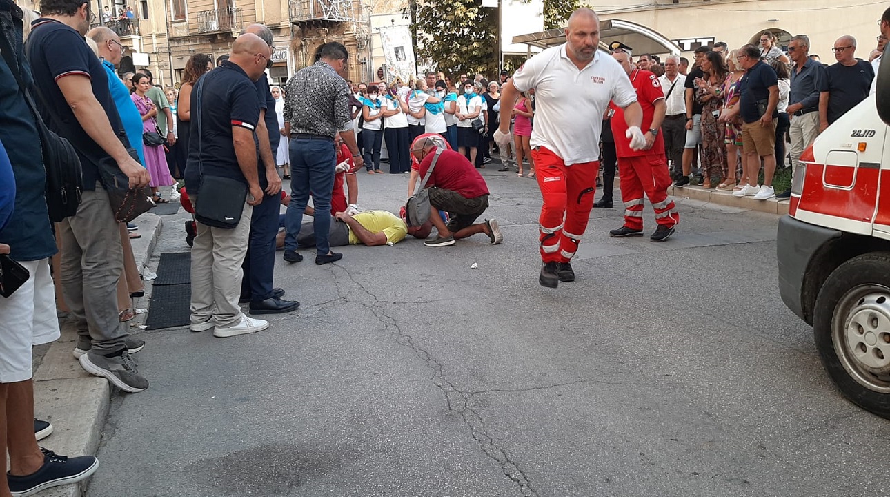 Allarme durante processione, malore tra la folla