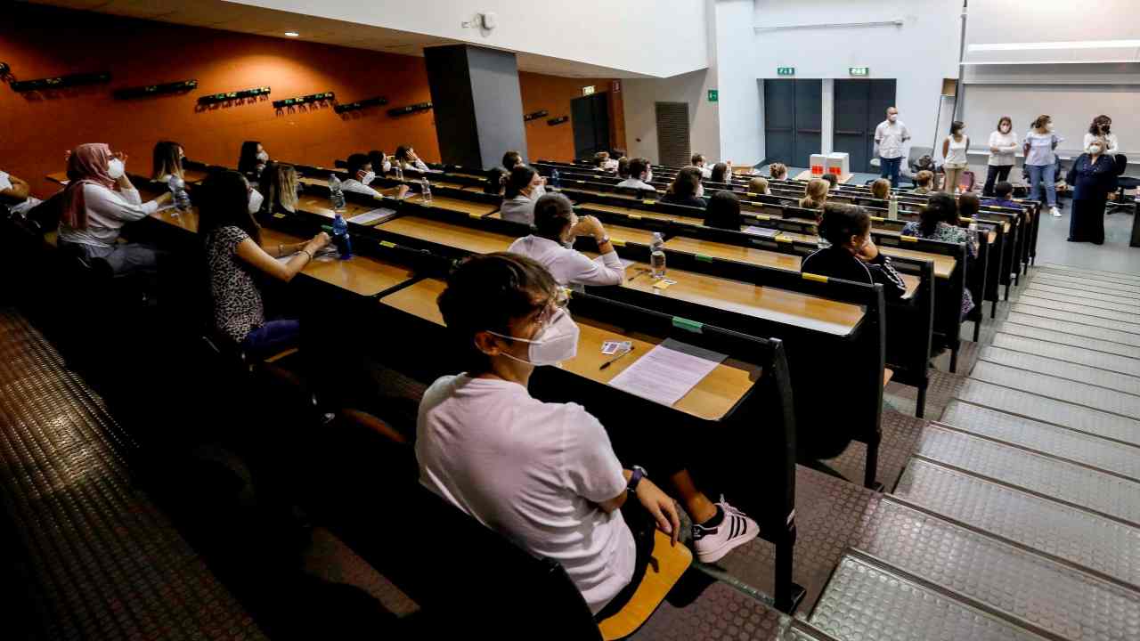 Medicina, cambiano i test di accesso ma è sempre polemica sul numero chiuso