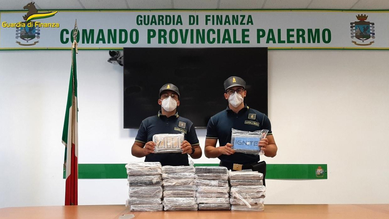 Palermo, 33 chili di cocaina nell'auto per un valore di 2.5 mln di euro: arrestato il corriere <font color=