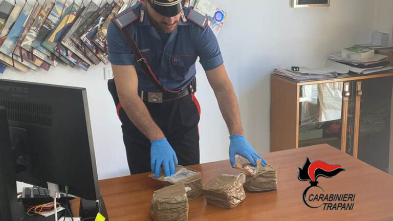 Trapani carabinieri droga spiaggiata