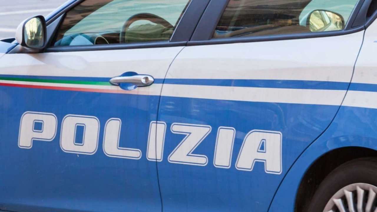 Diretta social dal Commissariato con insulti e aggressione alla Polizia: arrestato