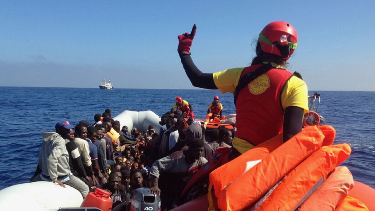 Migranti, barchino affonda a Lampedusa: 4 dispersi, anche 2 bimbi