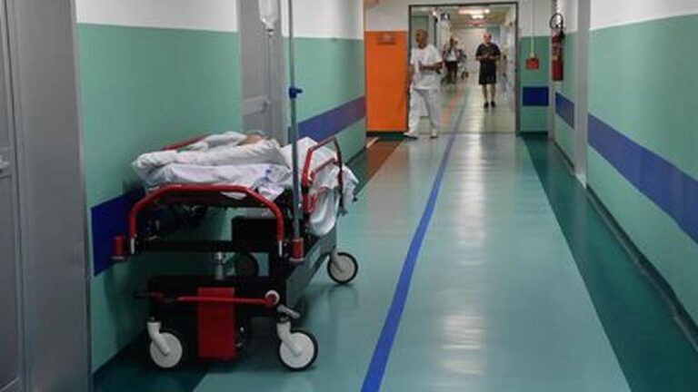 barella corsia ospedale