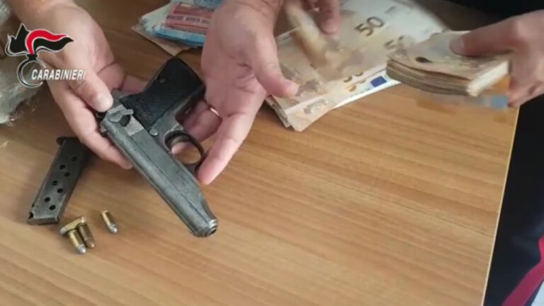 carabinieri pistola e soldi