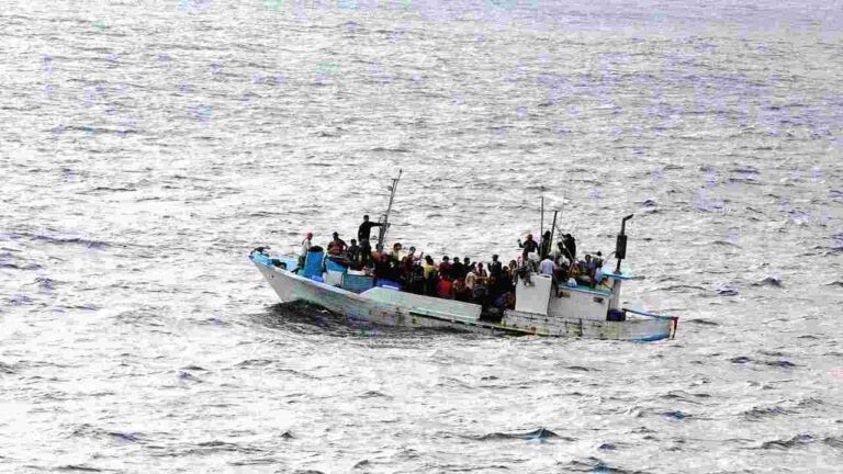 migranti peschereccio mare