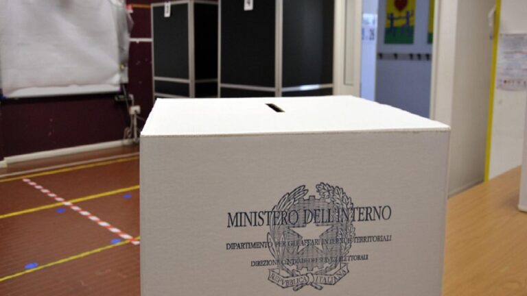 Regionali: seggi elettorali, urna