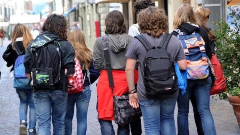 studenti spalle