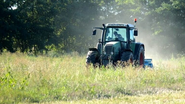trattore-agricoltura-2
