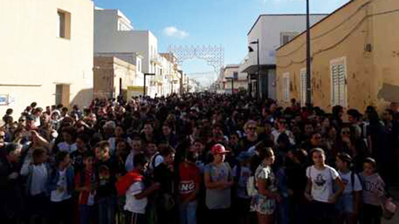 Migranti: marcia a Lampedusa in ricordo dei 368 morti naufragio