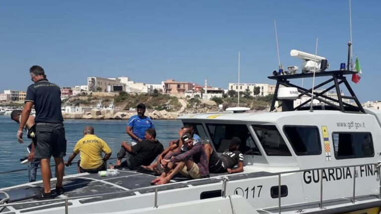 SBARCO MIGRANTI LAMPEDUSA (FOTO RIZZO)-2