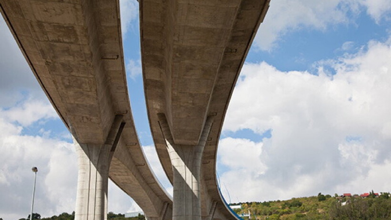 Tir giù dal viadotto, un morto e tre feriti