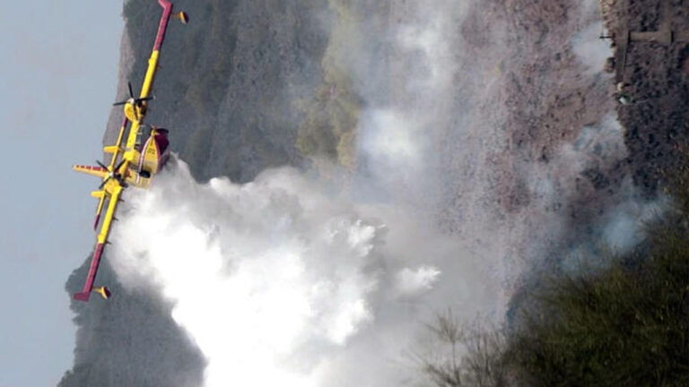 Canadair precipita e si schianta sull'Etna