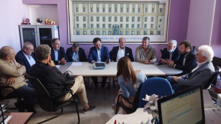 caro bollette riunione municipio 2022