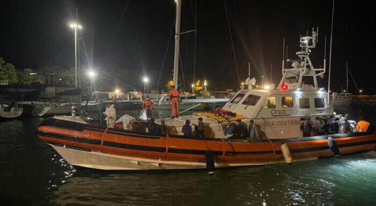 lampedusa guardia costiera notte