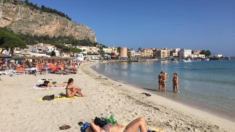 Caldo: a Palermo si fa il bagno a mare