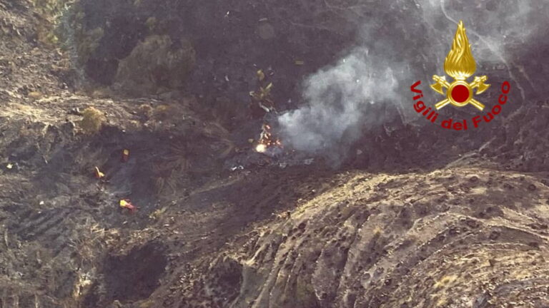 vigili del fuoco linguaglossa canadair caduto 2022