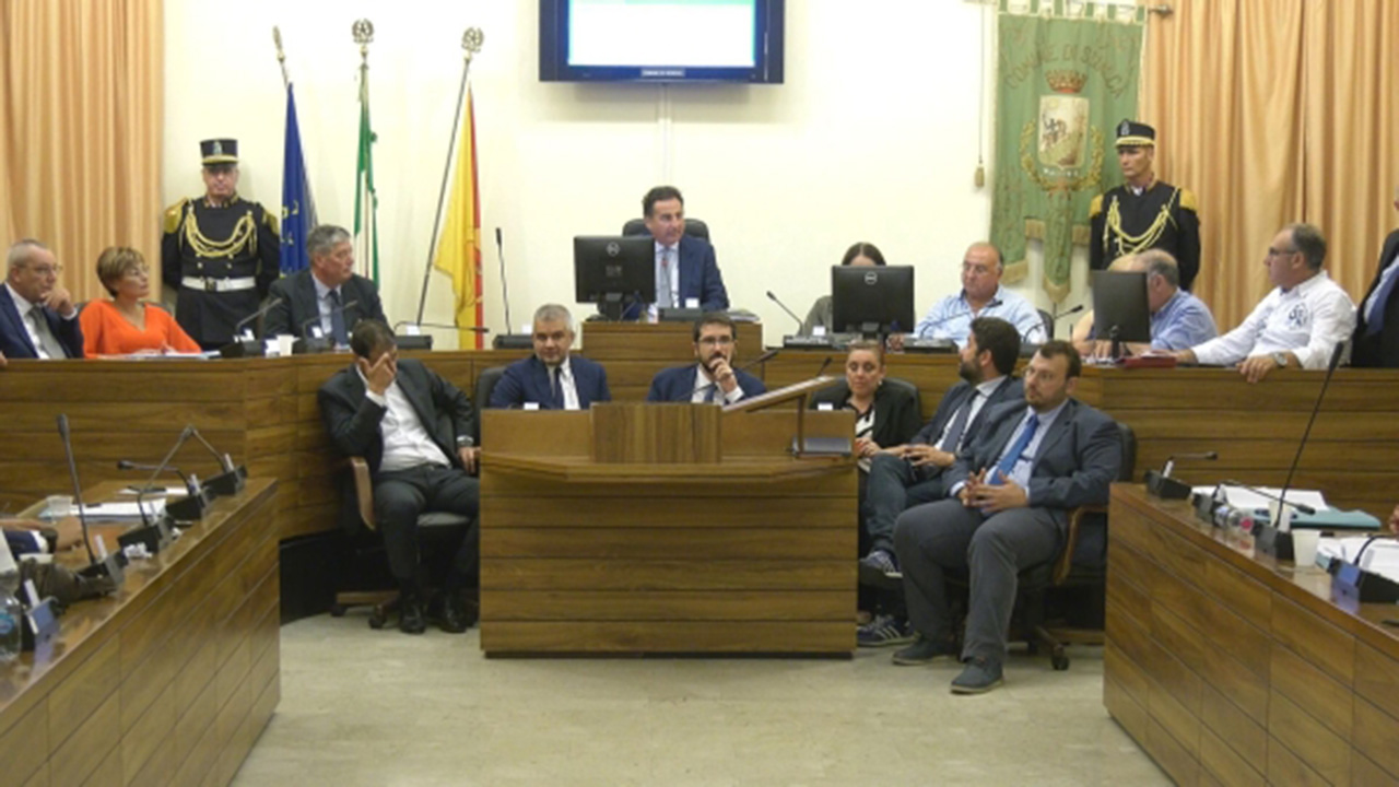 Rifiuti, opposizione attacca Termine: 