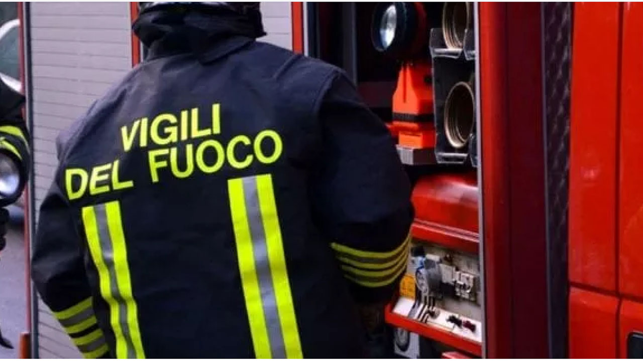 Pensionato muore mentre tenta di spegnere incendio