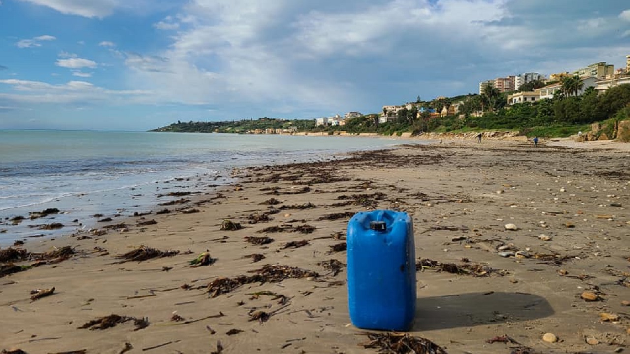 Bidone pieno di olio abbandonato in spiaggia e gesto civico di un saccense