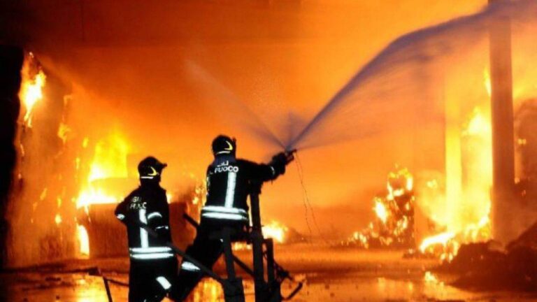 incendio notte pompieri