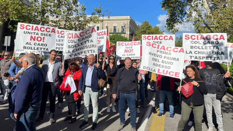 manifestazione caro bollette a Palermo Saccensi