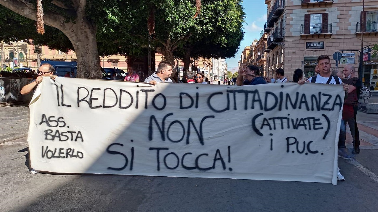 Protesta percettori RdC a Palermo. L'assessore Nuccia Albano poi li riceve: 