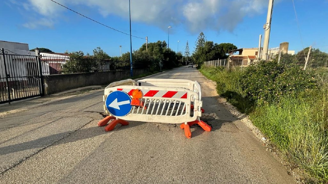 Via San Marco, transenne nelle buche più pericolose