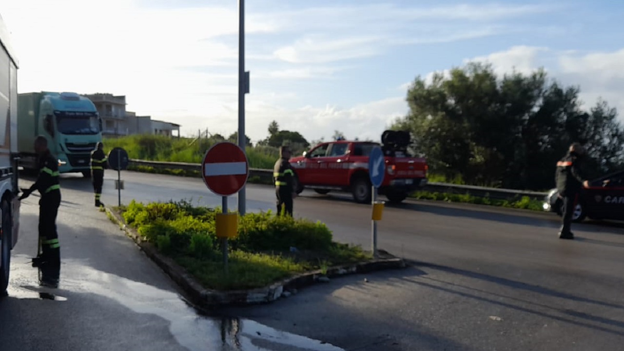 Via Ghezzi, traffico rallentato per perdita carburante bus di linea